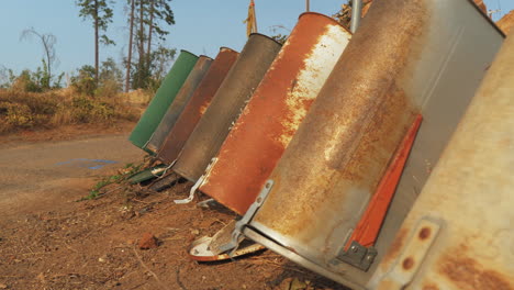 una línea de buzones que fueron abandonados después de un incendio forestal en el paraíso, ca