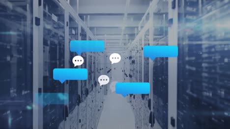 animación de iconos de redes sociales flotantes y cuadrados de mosaico contra la sala de servidores de computadora