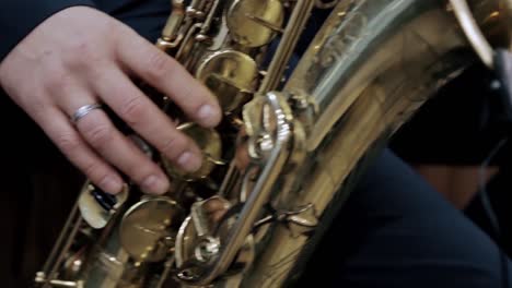 saxofonista que toca el saxofón