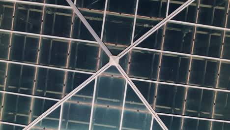 vista elevada del techo de vidrio con paneles solares