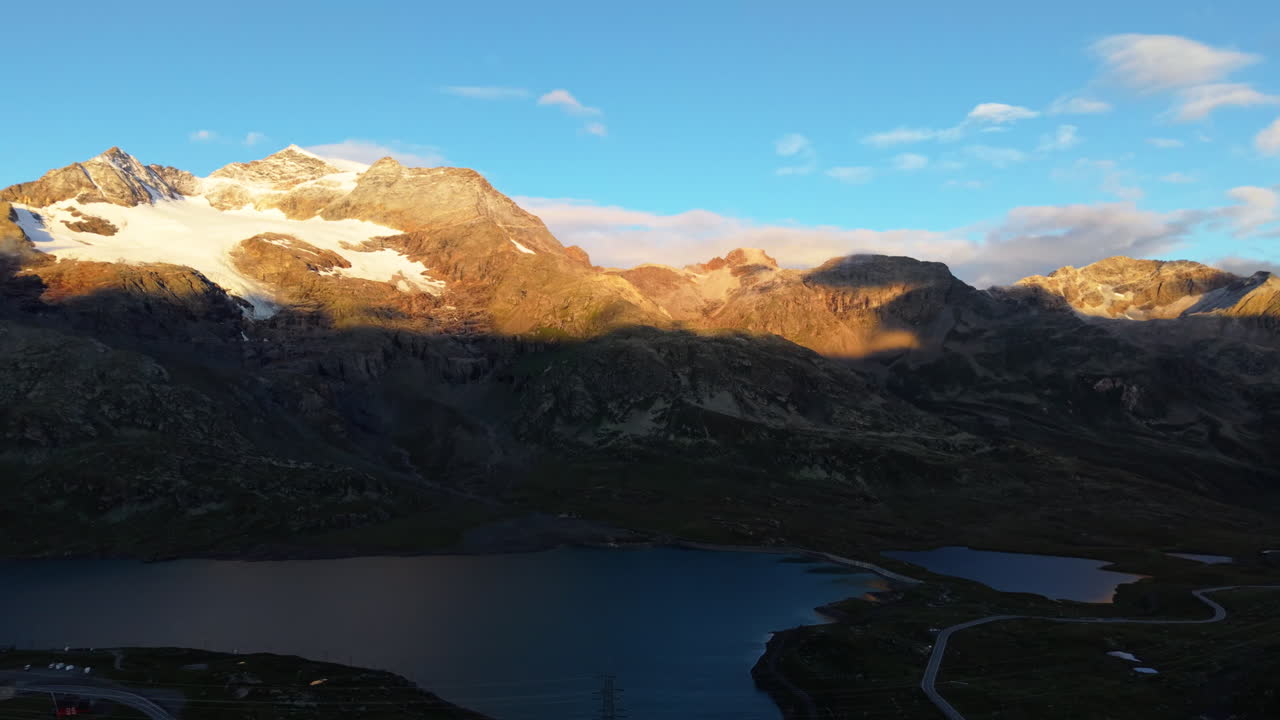 Tramonto sereno sulle Alpi svizzere con cielo terso e montagne maestose