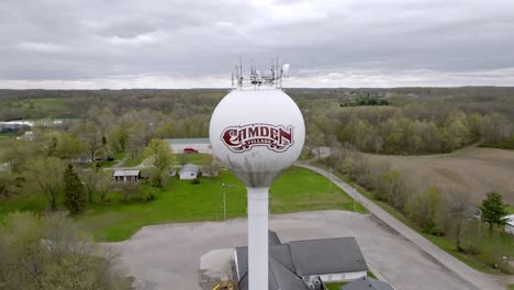 Camden,-Michigan-Wasserturm-Mit-Drohnenvideo-Beim-Zurückziehen