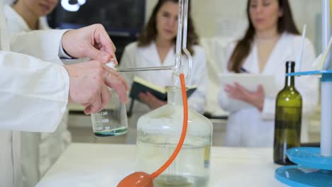 colegas que llevan a cabo experimentos en el laboratorio químico