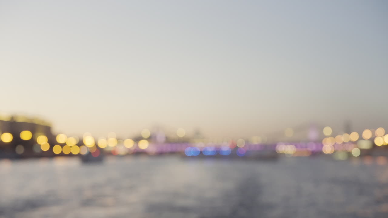 황혼에 흐릿한 도시 풍경