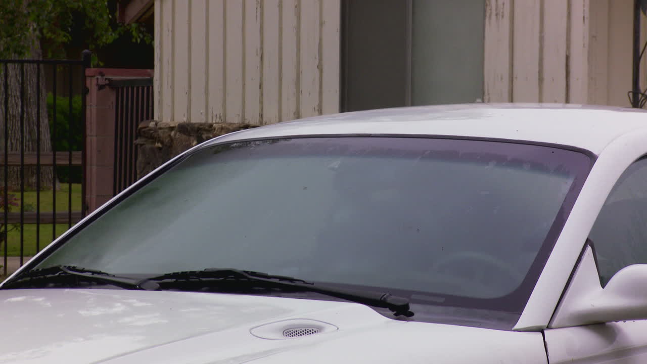 큰 망치로 차를 부수는 남자 4