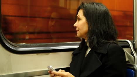 Mujer-Usando-Teléfono-Móvil-En-Tren