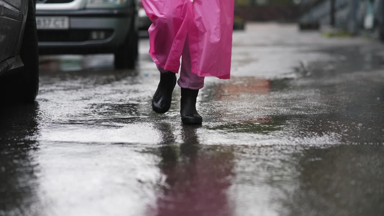 Kvinde går i regnen