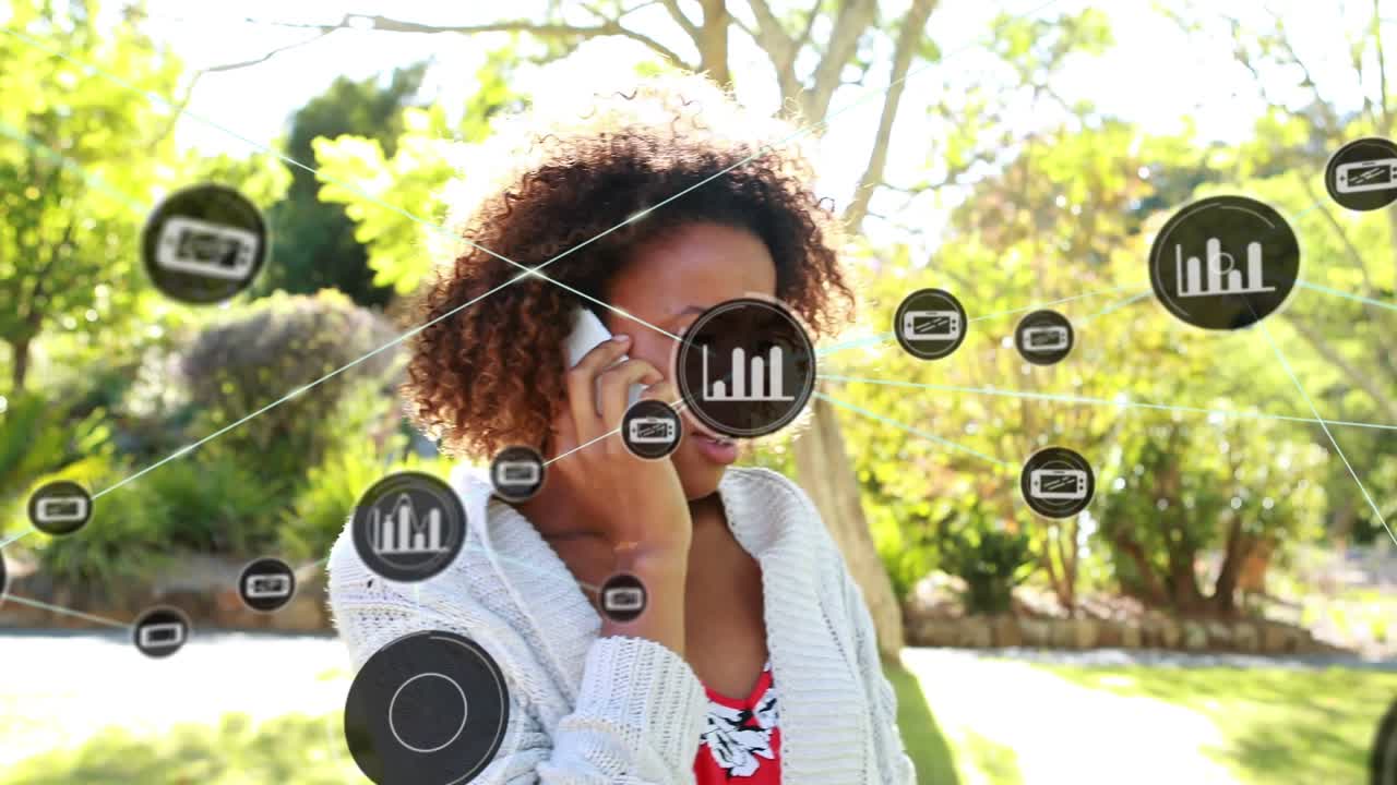 Animation eines Netzwerks von Verbindungen mit Symbolen über einer Frau, die am Smartphone spricht.