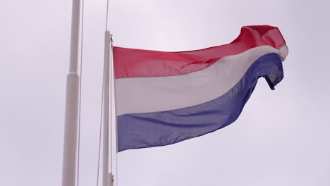 Die-Niederländische-Flagge-In-Zeitlupe