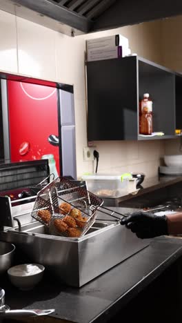 alimentos que se preparan en una cocina comercial