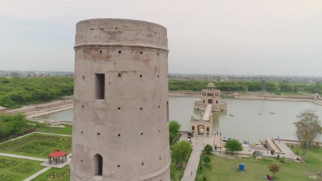 fotografía aérea de seguimiento de la torre de piedra arenisca en hiran minar en pakistán, destino turístico