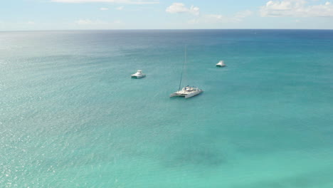 lujosos yates catamarán anclados en aguas tropicales del mar caribe