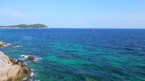 Kristallklares-Wasser-Am-Felsigen-Sandstrand-Einer-Thailändischen-Insel