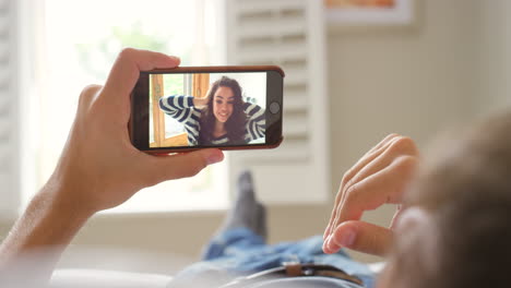 un hombre que usa un teléfono inteligente para hacer una llamada de video