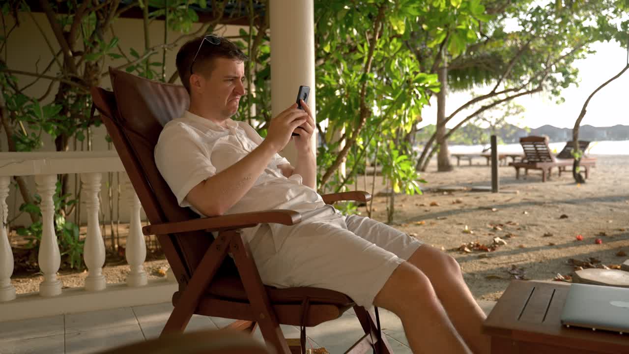 해변에 앉아있는 사업가가 실패합니다.