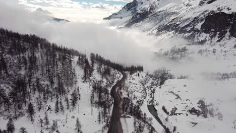 vue aérienne du paysage de neige couvrant une vallée de montagne dans le val d'aoste, dans les alpes italiennes, en hiver