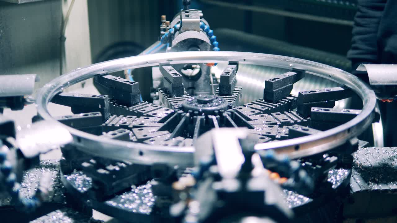 공장에서 현대적으로 작동하는 자전거 림 싱 기계