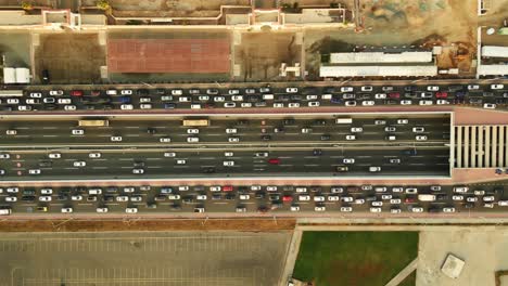 Carretera-De-Tráfico-Pesado---Vista-Aérea-De-Drones-Desde-Arriba