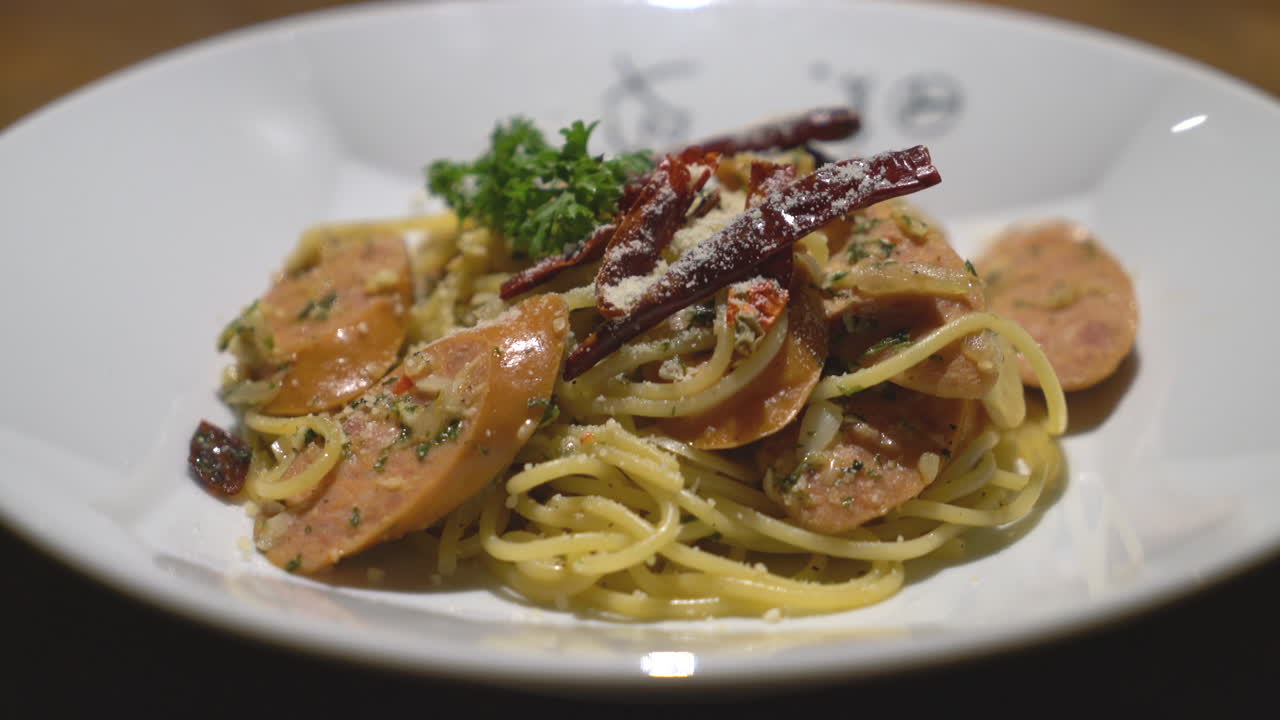 espaguetis salteados con salchicha alemana