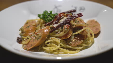 Gebratene-Spaghetti-Mit-Deutscher-Wurst