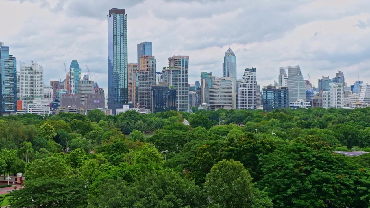Panorâmica suave da câmera pela cidade de Bangkok, exibindo arranha-céus modernos, arquitetura urbana, ruas movimentadas e um horizonte metropolitano dinâmico