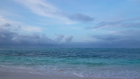 tomada amplia de las olas azules del océano que se mueven con el viento, creando una escena costera pacífica y dinámica, en san blas