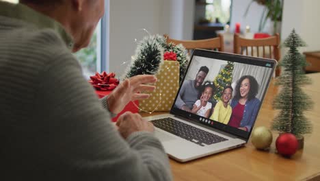 Feliz-Hombre-Mayor-Caucásico-En-Videollamada-Con-Su-Familia-En-Navidad