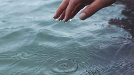 manos, agua y naturaleza con la mano de una mujer