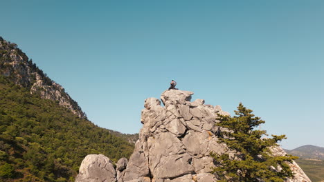 turista tomando fotos en el pico de una montaña