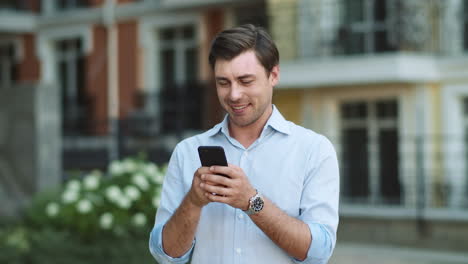 Retrato-De-Hombre-De-Negocios-Usando-Un-Teléfono-Inteligente.-Hombre-Escribiendo-Mensajes-En-El-Teléfono-Afuera