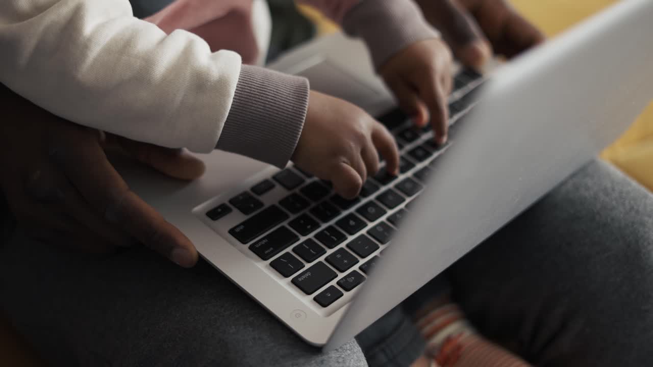 padre negro y niño pequeño aprendiendo computadora en casa para la educación infantil, de cerca