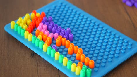 juguete de tabla de clavos colorido para niños