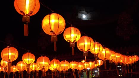 Linterna-Roja-En-El-Templo-Durante-La-Noche.