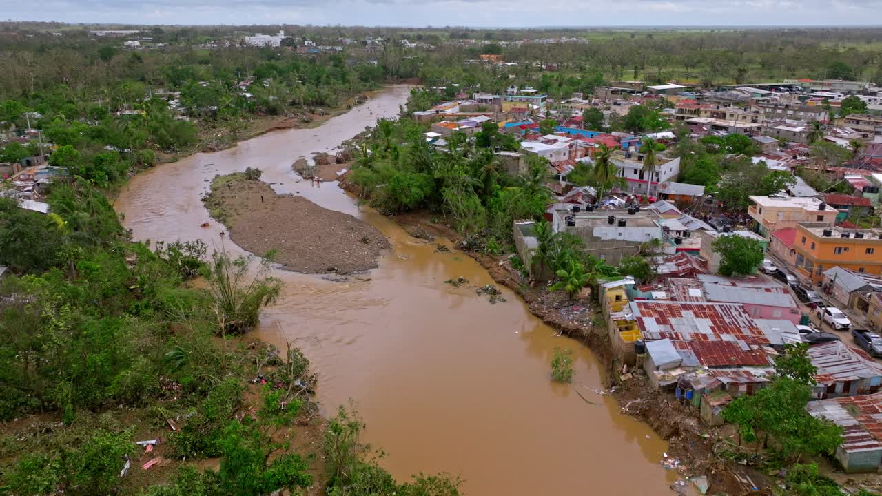 Città devastata e acqua torbida del fiume Yuma dopo l'uragano Fiona nel quartiere Los Platanitos a Higuey, Repubblica Dominicana