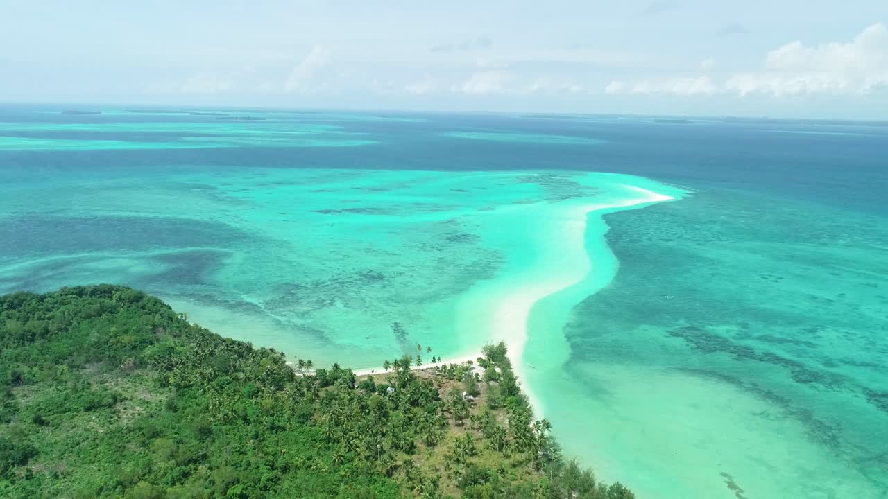 Et luftfoto viser palmetræer og den snoede sandbanke ved Snake Island Indonesien 2
