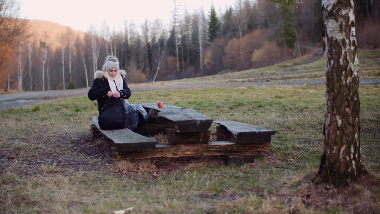 산에서 브레이크를 밟는 여자 2