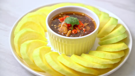 fresh-green-and-golden-mango-with-sweet-fish-sauce-dipping---Asian-style