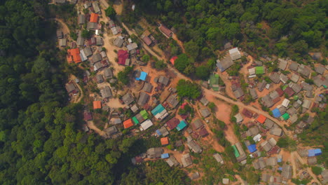 Pueblo-Rural-De-Chabolas-Escondido-En-La-Selva-De-Chiang-Mai.