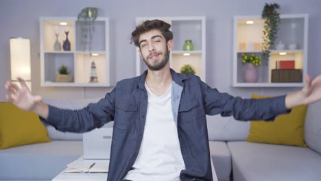 hombre haciendo una señal de corazón a la cámara.