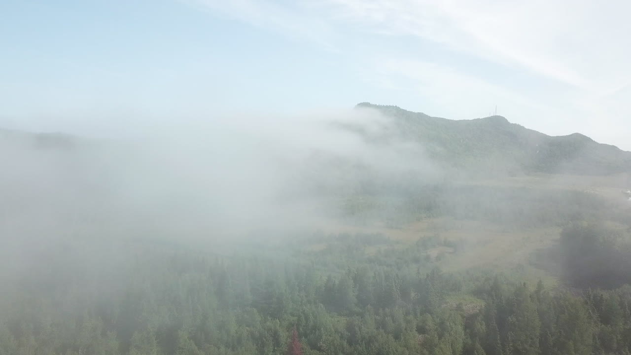 가스페시  ⁇  캐나다 의 세인트 로렌스 강 산맥 에 있는 산 을 넘나드는 구름