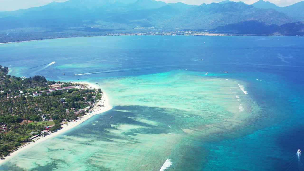 인도네시아의 일출 시 백사장과 높은 산이 있는 열대 섬 해안 주변의 푸른 바다와 아름다운 바다