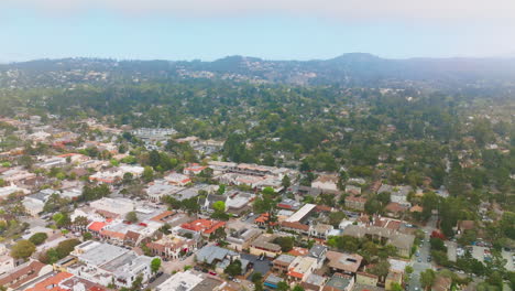 vista aérea de una encantadora ciudad costera