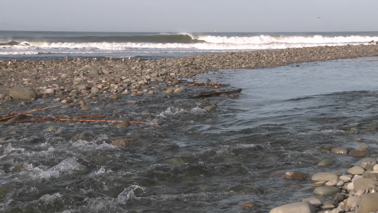 Acqua che scorre dall'estuario del fiume Ventura nell'Oceano Pacifico a Ventura, California 1
