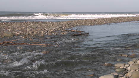 El-Agua-Que-Fluye-Del-Estuario-Del-Río-Ventura-Hacia-El-Océano-Pacífico-En-Ventura-California-1