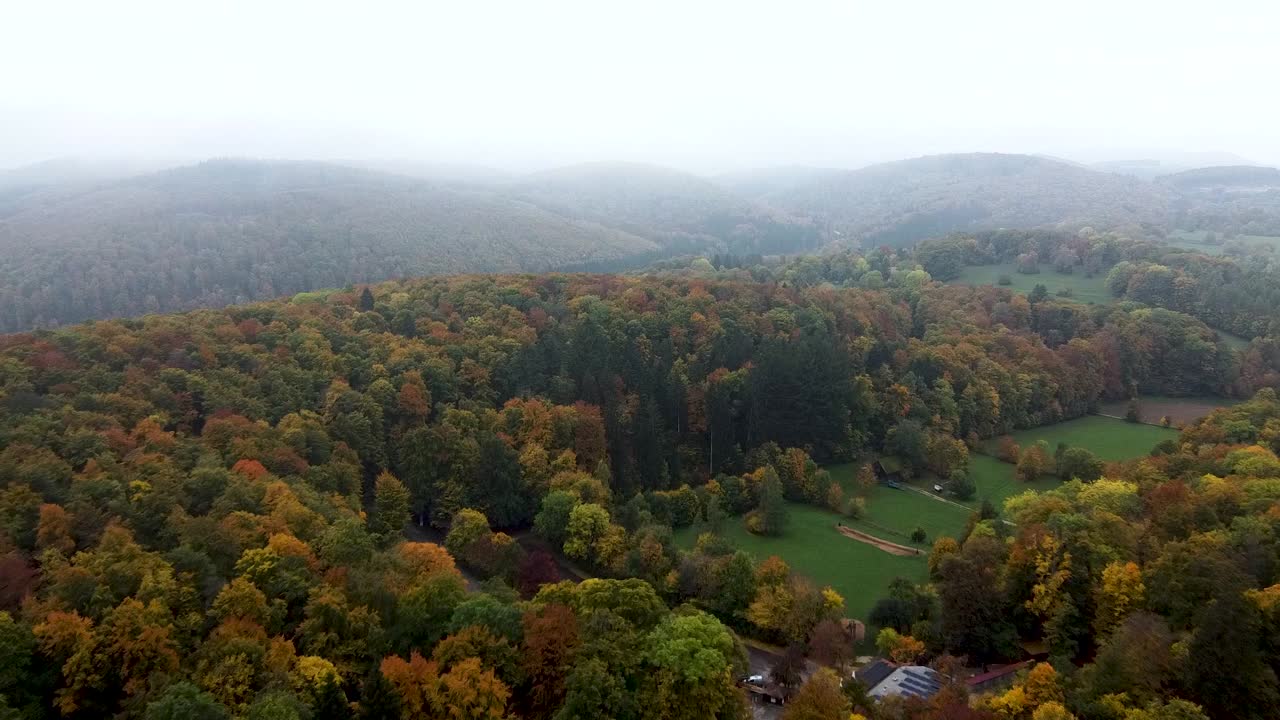 toma aérea en el bosque y las montañas de alemania durante el otoño