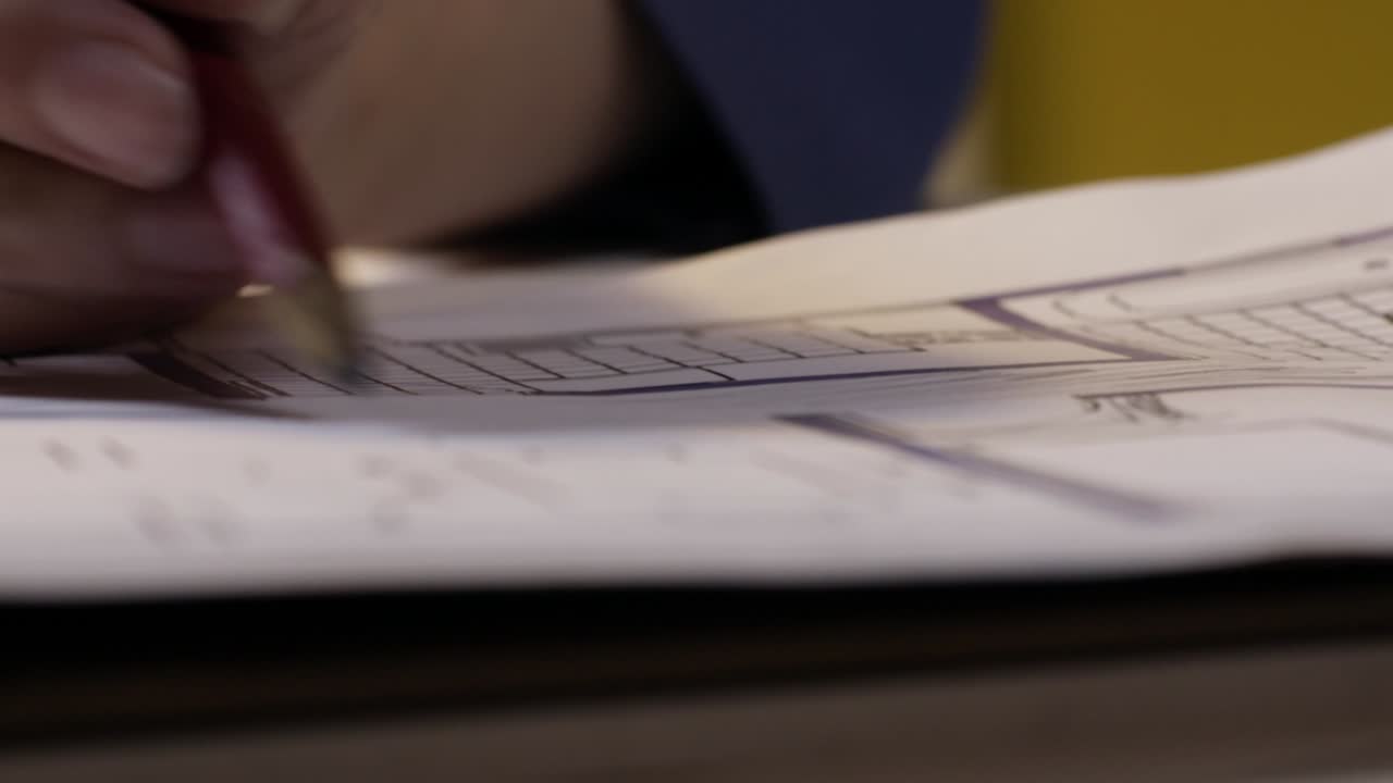 close up mujer boceto plan de un edificio