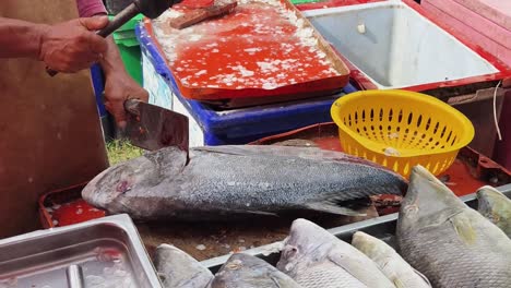 preparación de pescado en un mercado
