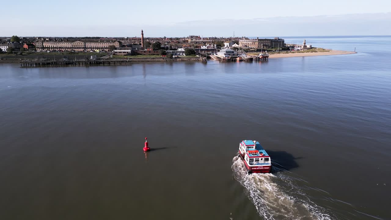 imágenes aéreas de drones del ferry de fleetwood a knott end en el estuario de wyre