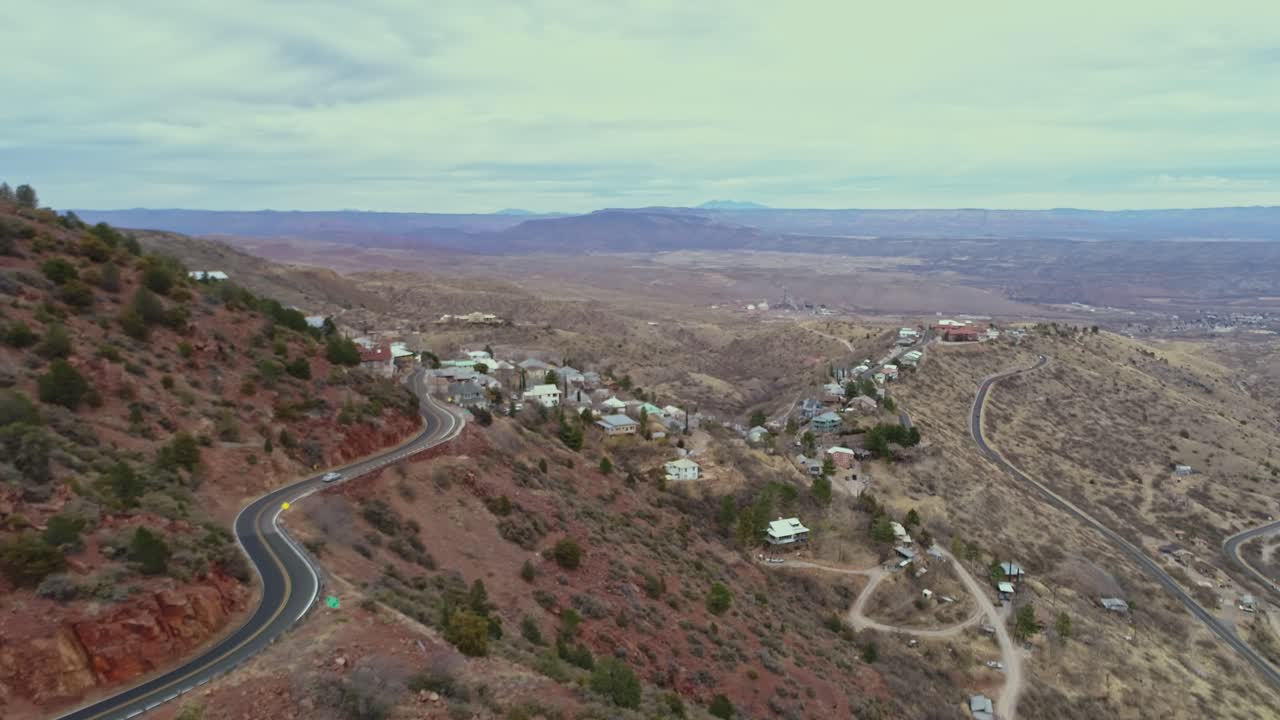 antena viniendo alrededor de la ladera para revelar la pequeña ciudad jerome arizona, 4k
