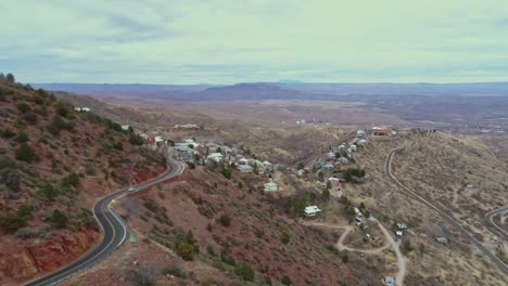 Antena-Viniendo-Alrededor-De-La-Ladera-Para-Revelar-La-Pequeña-Ciudad-Jerome-Arizona,-4k